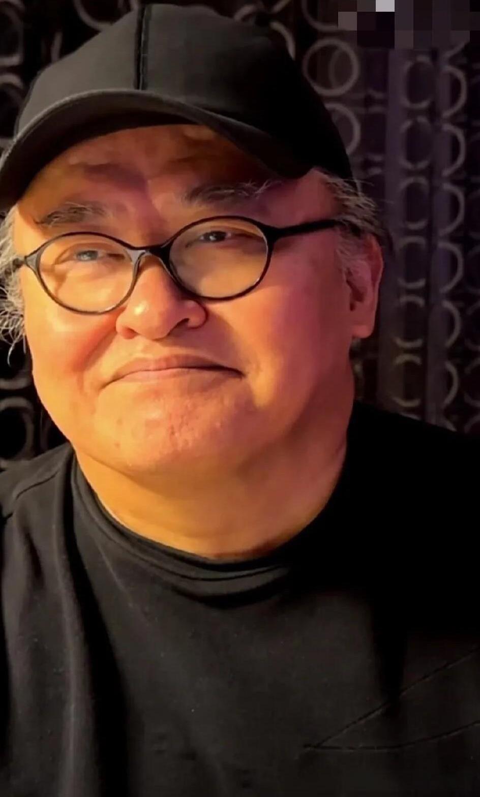 他的嗓音独特，长相有辨识度，如今也是没有躲过岁月的印记，胡子白了，眉毛和头发都白