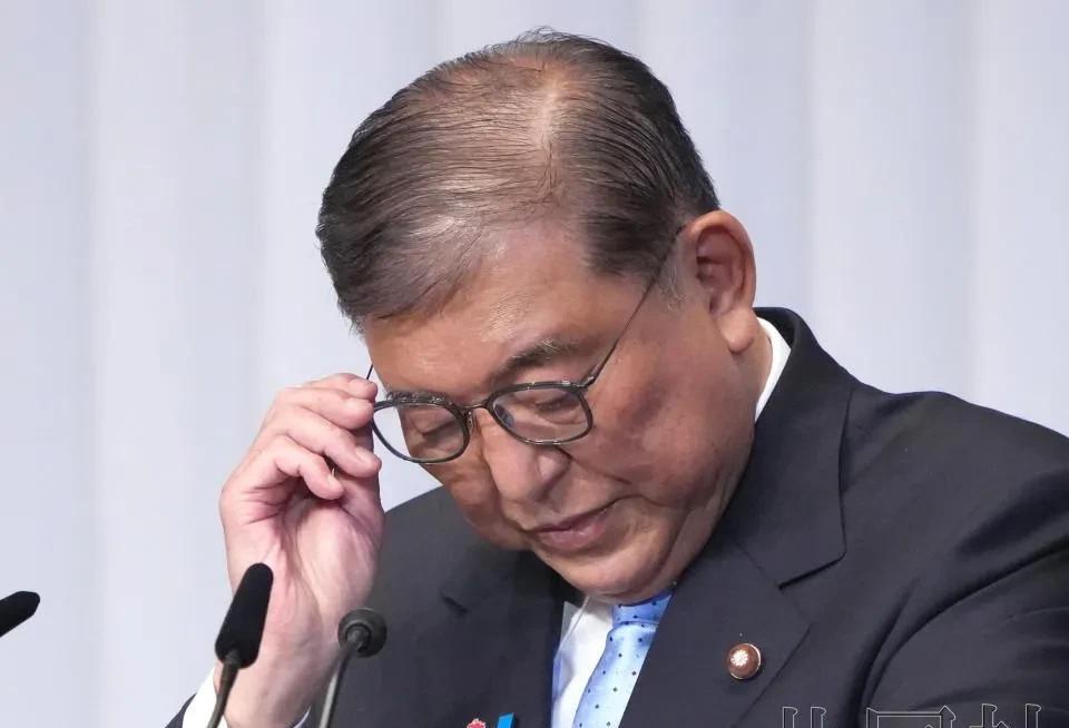 摆在石破茂面前只有三条路:1、继续留任，不过要顶住在野党的不信任案的发起，现在上