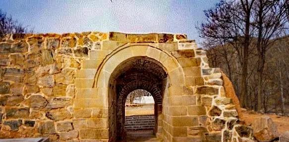 倒马关关城始建于明景泰三年（1452年），后于成化元年（1465年）又进行了一次
