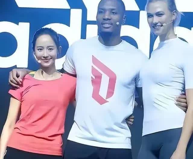 从三人的合影中，你能看出来利拉德到底喜欢哪一个呢？