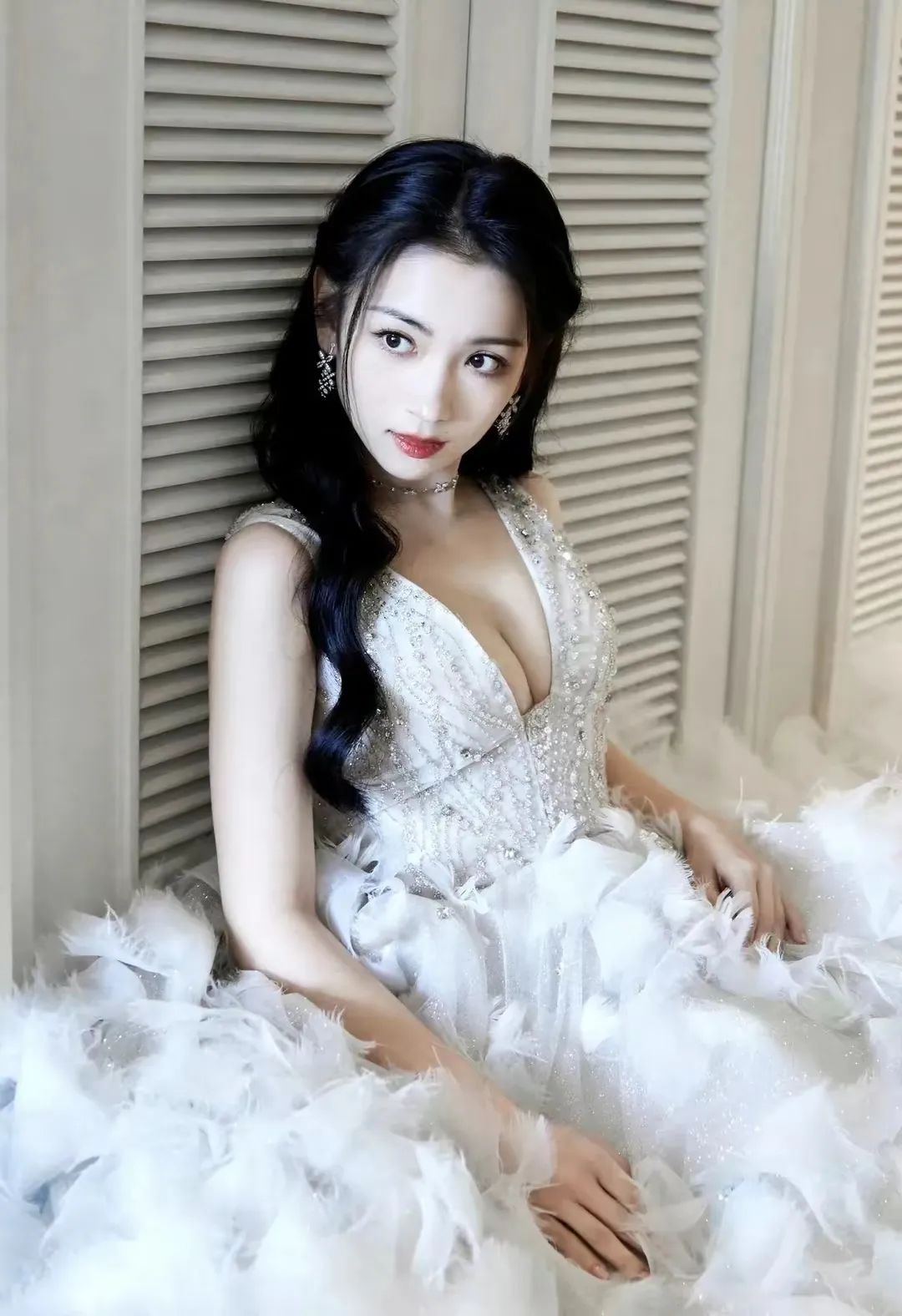 代露娃水嫩肌肤搭火辣曲线，28岁颜值身材双开挂，这谁顶得住？