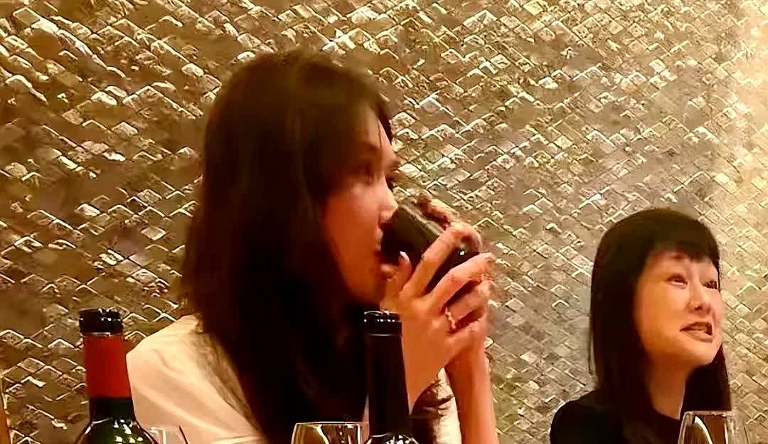 林志玲这次聚会又给我整不会了。

黑泽良平带着她和朋友吃饭被拍到，她全程安静