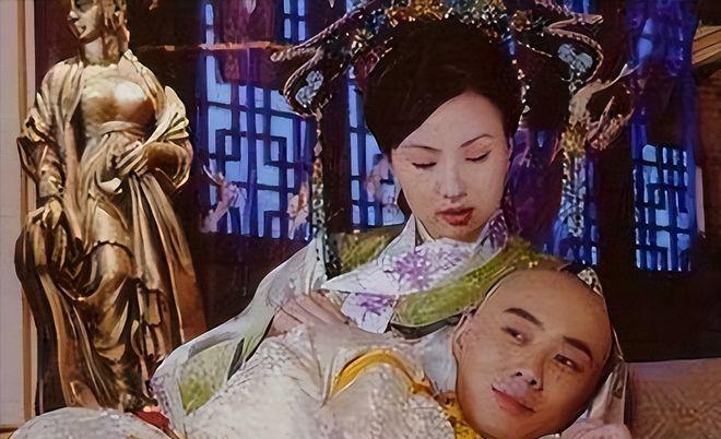 一天，9岁的溥仪和乳母在床上正躺着，谁知，总管太监张谦和招呼也不打直接闯了进来。