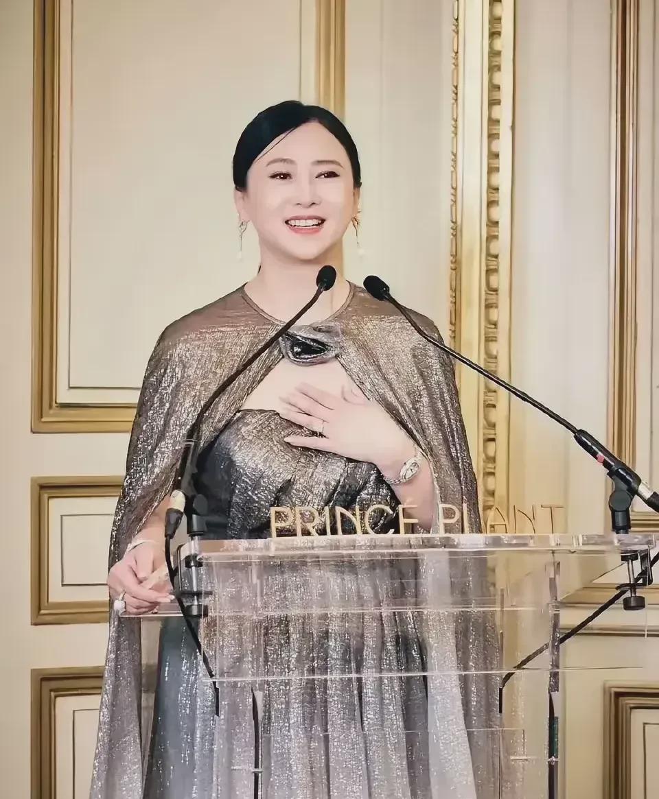 清晨醒来，所有中年女星都安静了！

五十六岁的翁虹伫立在联合国讲台，身着浅紫