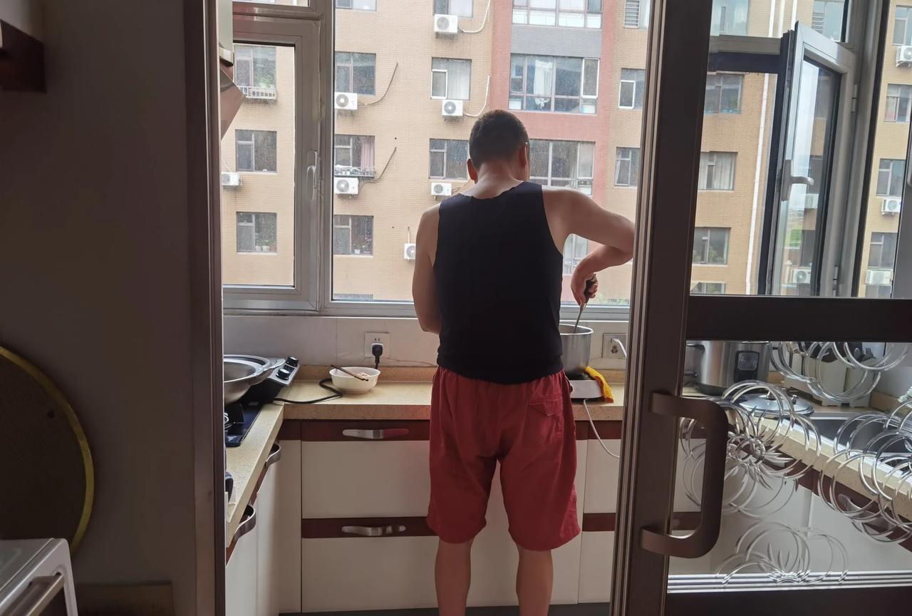 我感觉一个人不上班是一件很可怕的事情。
今天天气预报有大暴雨，单位放假一天，不用