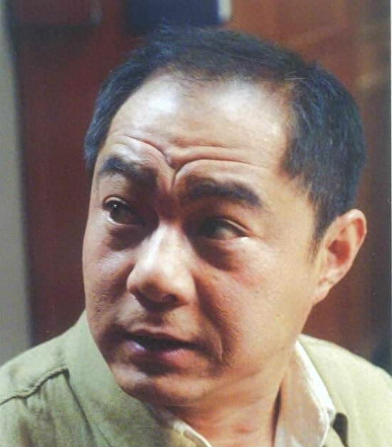 62岁的赵君离婚后独居北京老宅，将生活重心转向话剧教学与角色深耕。他常与儿子赵正