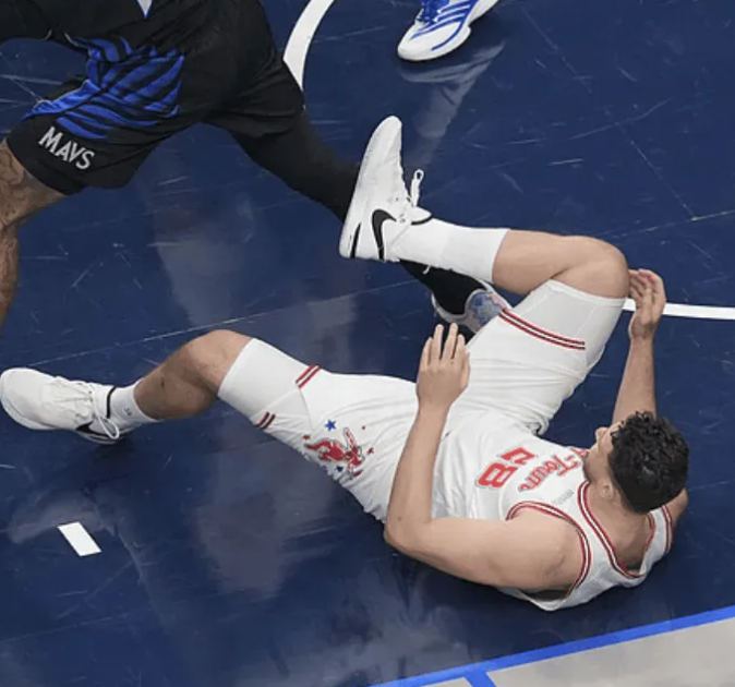 NBA常规赛，全场战罢，火箭以104-110不敌独行侠。
本场比赛，火箭球员凯文