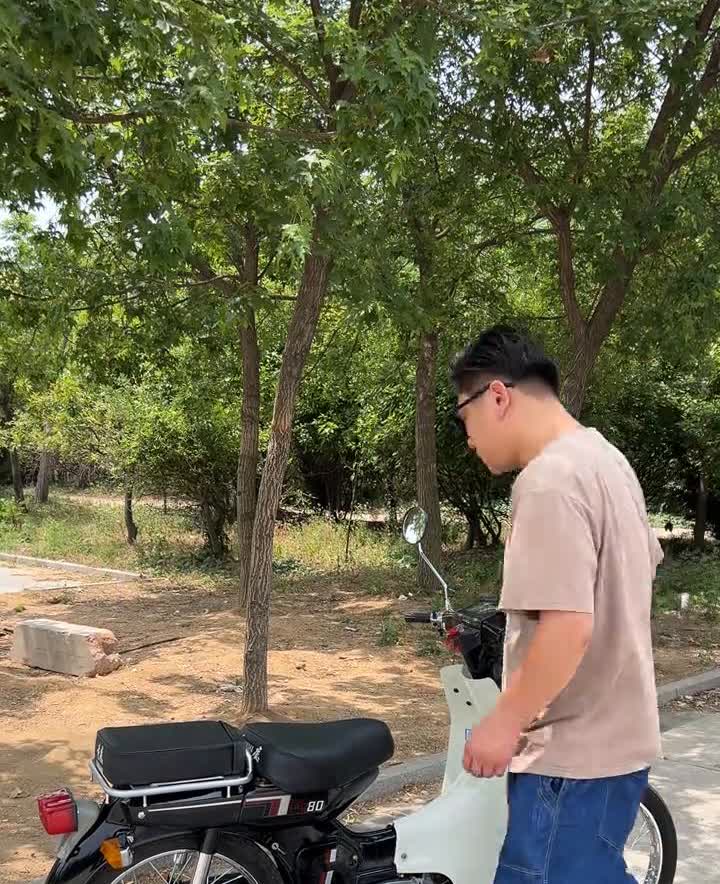 这台雅马哈v80已经绝版了，一九八七年出厂的，纯进口的，整车所有零部件全部纯进口