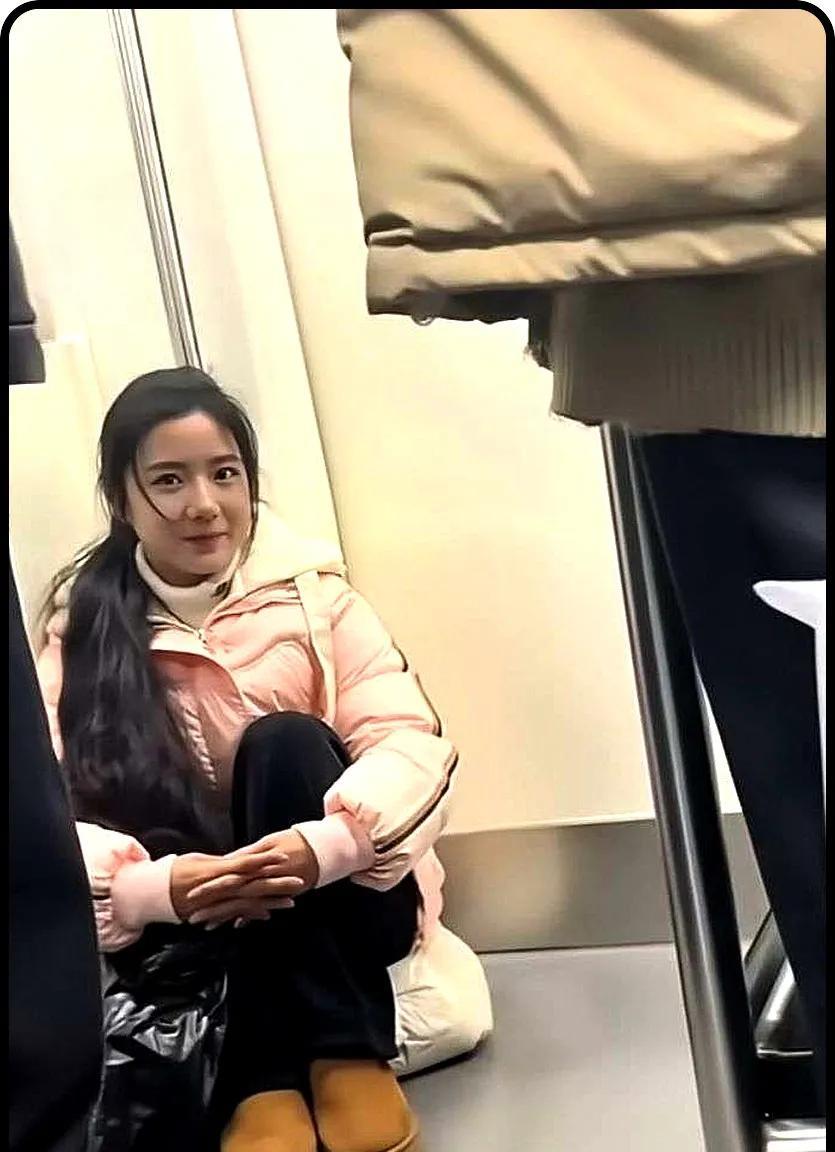 两个没座的人相视一笑#为什么这个世界对女人的要求那么多#