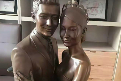 网友问黄晓明和杨颖当年结婚时的铜像怎么处理？ ​​​