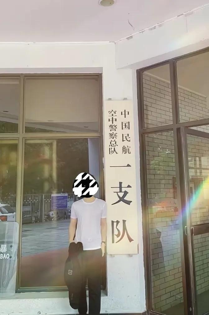 看到一朋友去他之前的工作单位，并在单位门口留了一张合影。他的这个工作单位我还是第