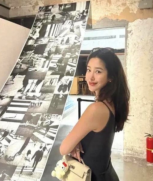 天呐！

杨采钰男友身份终于曝光了！

原来是福建金鹿集团的公子哥张向荣，身高1