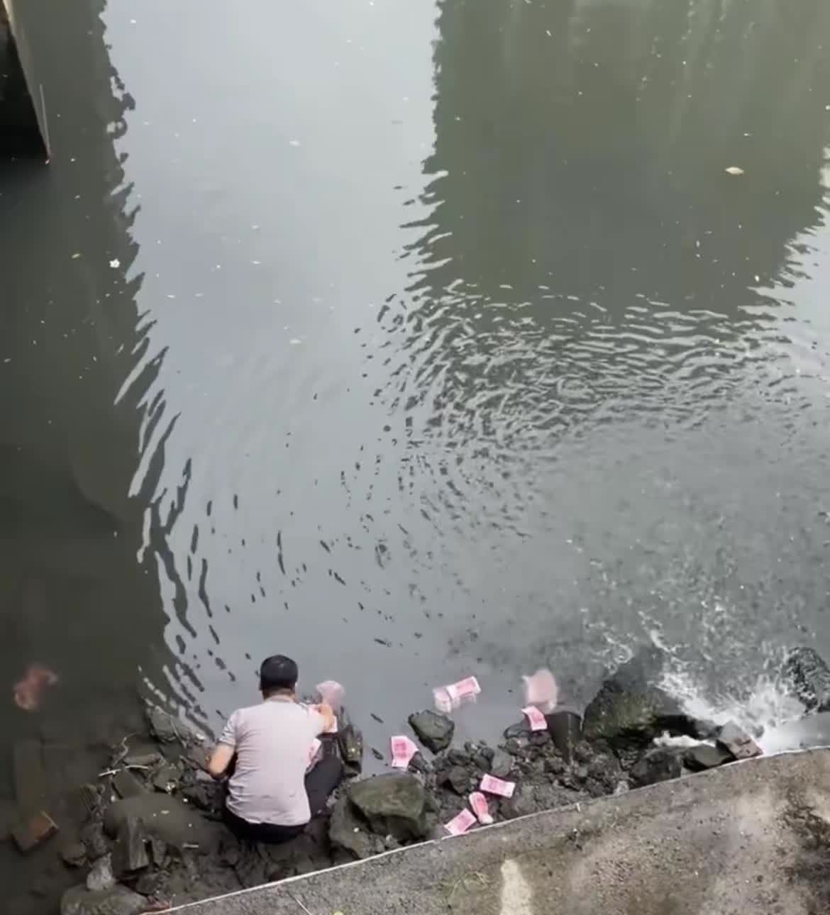 咱就说，看到河里有钱，你会去捡吗？

这破天的富贵，你自己不敢去捡，人家捡了