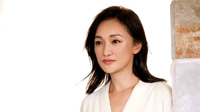 无婚无子，51岁周迅妇女节发素颜自拍 ：女人最重要的是放过自己