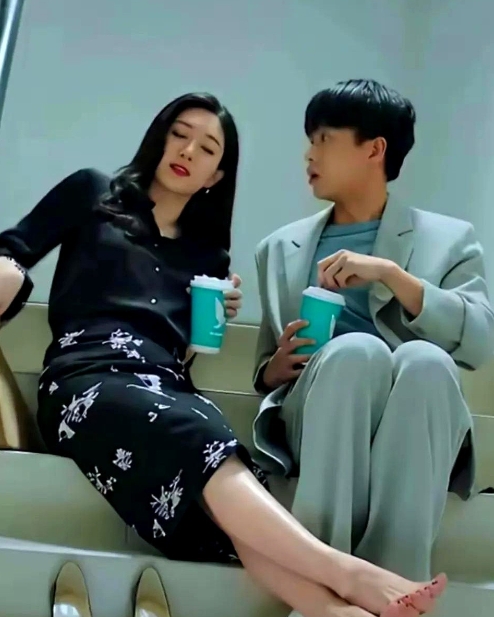 当着男生的面脱鞋，江疏影就这么自信她的脚没有味吗？

也能理解，换成是谁也不舍得