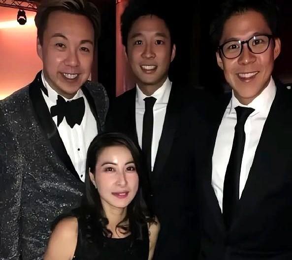 特意去查郭晶晶，一查真被惊到！
霍家三兄弟因300亿家产闹矛盾时，她拉着霍启刚搬