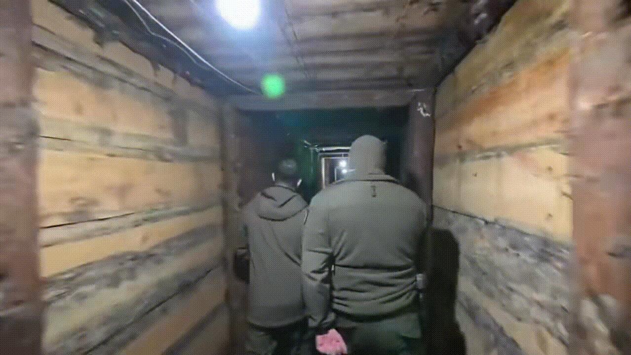 【乌军最高统帅到红军城前线视察】
    在红军城方向与乌军作战的俄中部集团军侦