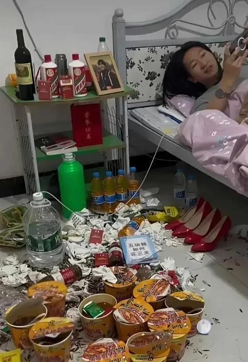 你觉得她到底是做什么工作的？为何能做到精致又凌乱呢！