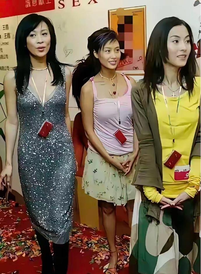 20年前的衣服看着是真土啊，那个时候手机挂脖是不是很时尚？ ​​​
