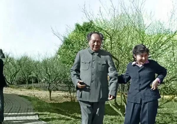 曾经年代的人们，如果能见上老人家一面，那将是一生中最大的荣幸和骄傲！看看这位女同