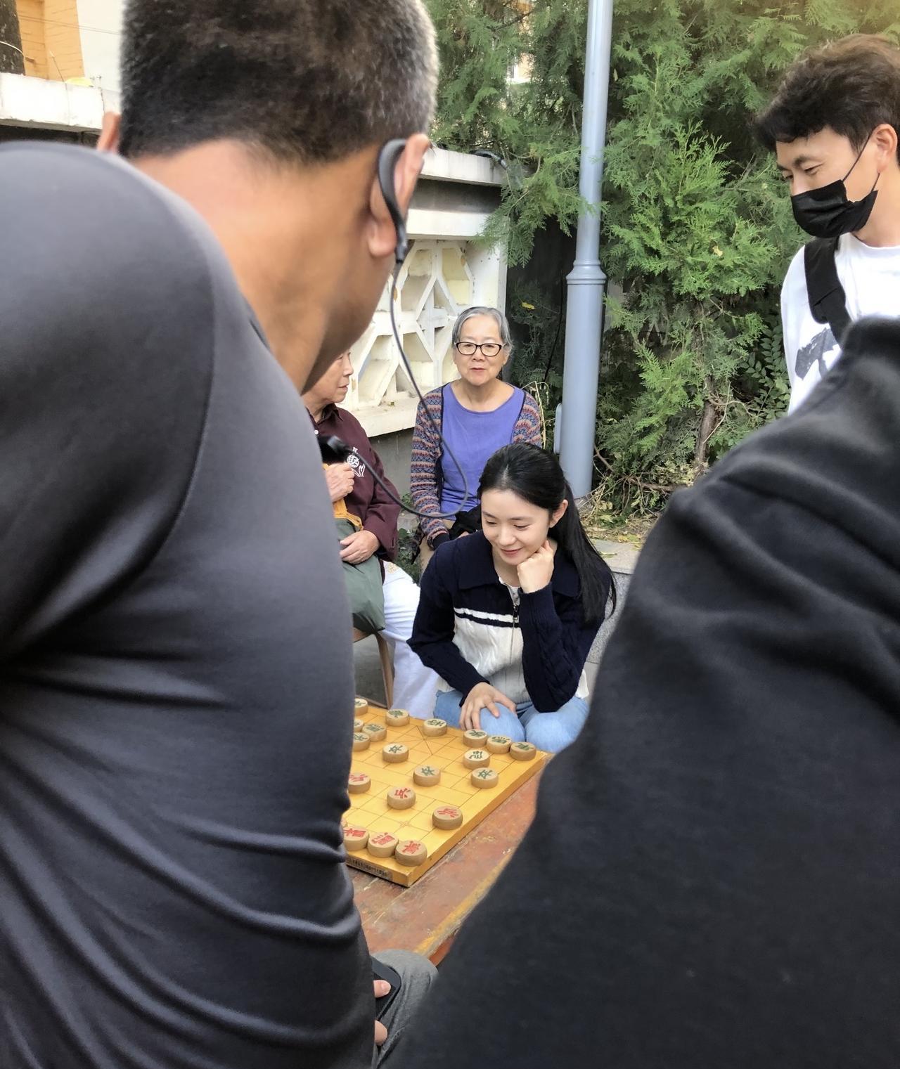 9月30日，有位网友的妈妈偶遇刘浩存，她与大爷下象棋的画面。
刘浩存坐在那里，脸