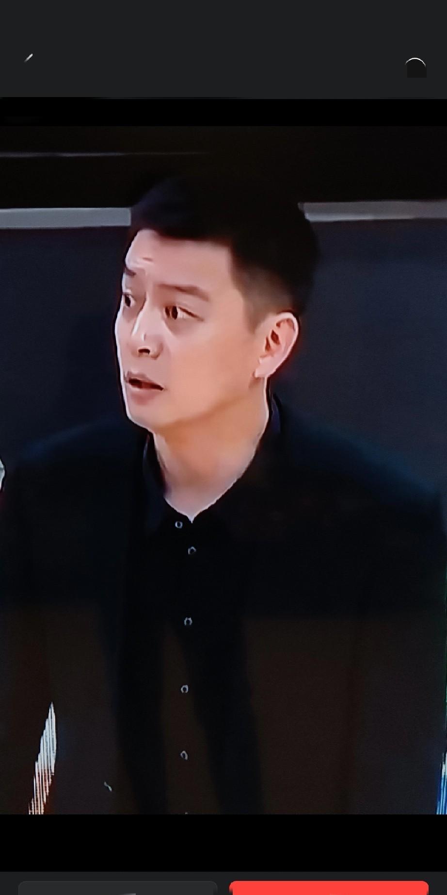 杨鸣隔空喊话:“你们低估我辽宁男篮啦！”。昨天，杨鸣瞪个大眼，底气十足的，首次对