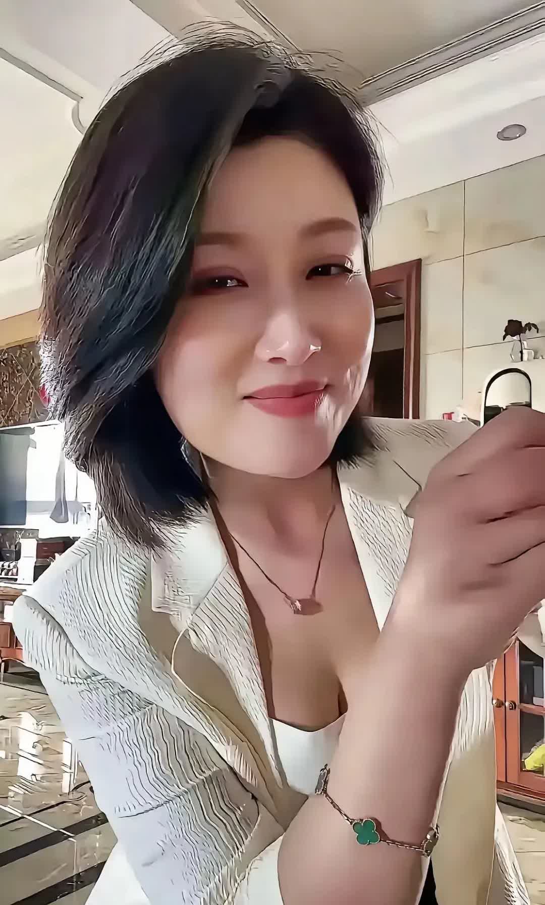 男女之间，永远有聊不完的话题。
张三说李四眼光高，王五嫌赵六太拜金。
你看，