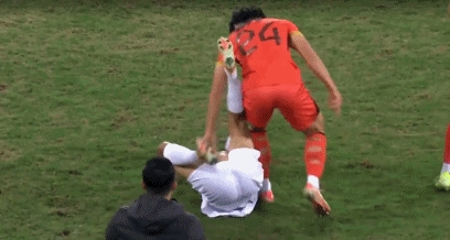 汪仕钦只是摸了对手一把，居然被裁判直接红牌罚下