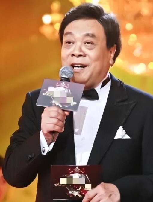 “赵忠祥数几年时间里一直和我保持着不正当关系，并且把我折磨的满身疾病，我有十盒录