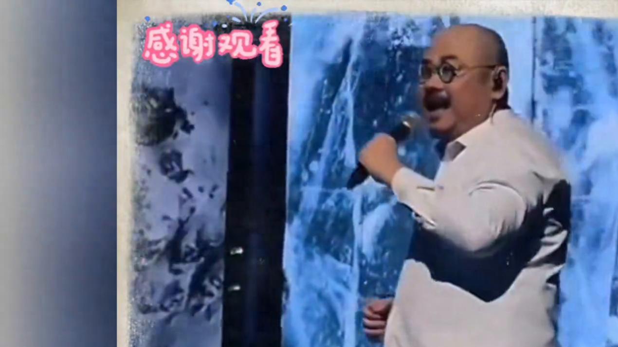 刀郎面对时光变迁，始终保持着那灿烂无比的笑容 。