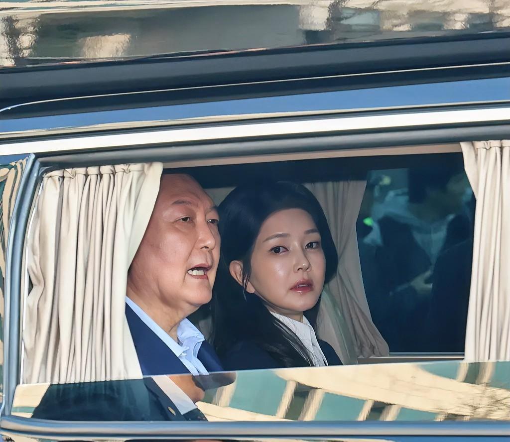 尹锡悦妻子被查
对于尹锡悦来说，他的处境本就十分尴尬，涉嫌内乱罪的刑事案件审查，