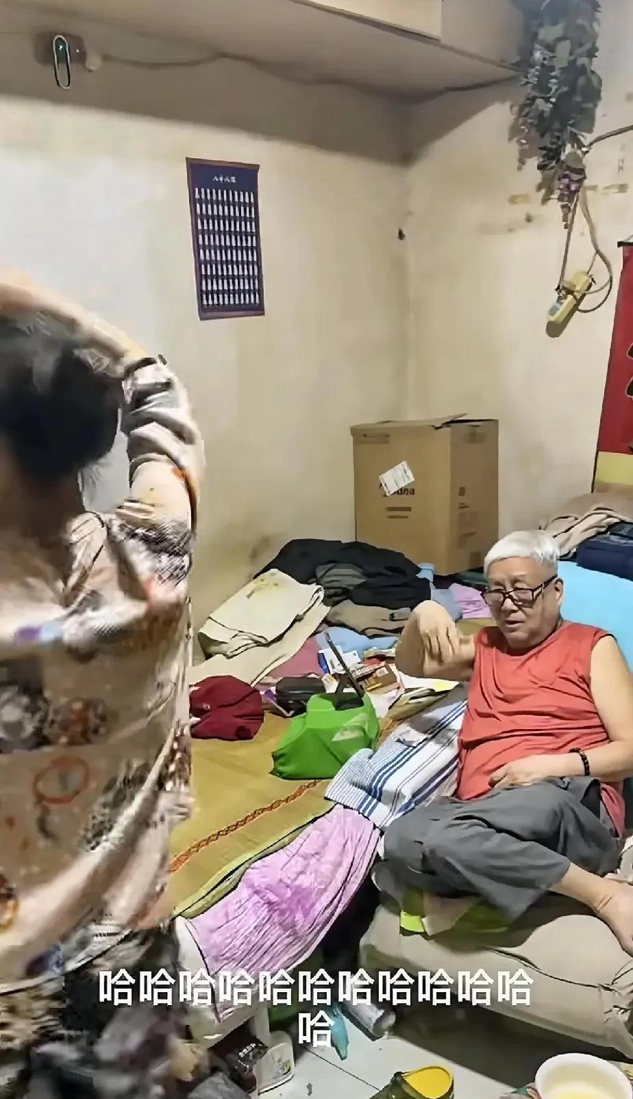 马西铁看着面前扭哒着正欢的老太太，忍俊不禁了。老太太摇着一把不知从哪里捡来的扇子