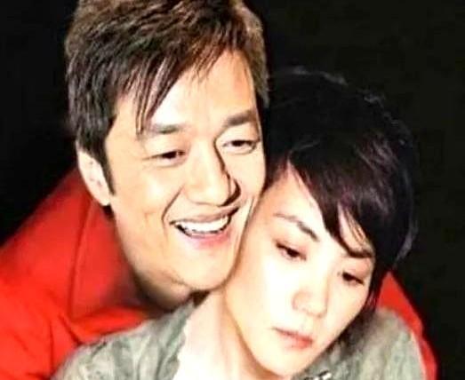 2005年，王菲怀孕4个月的时候，医生告诉她：“这个孩子有可能是兔唇。”李亚鹏问