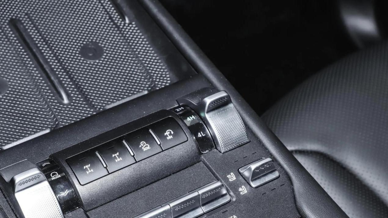 2025款坦克300实车亮相——硬派越野的平民革命