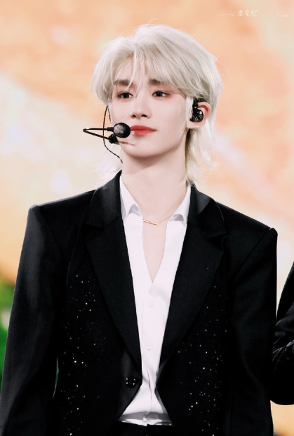 丁程鑫银发真的太帅了！吸血鬼伯爵即视感