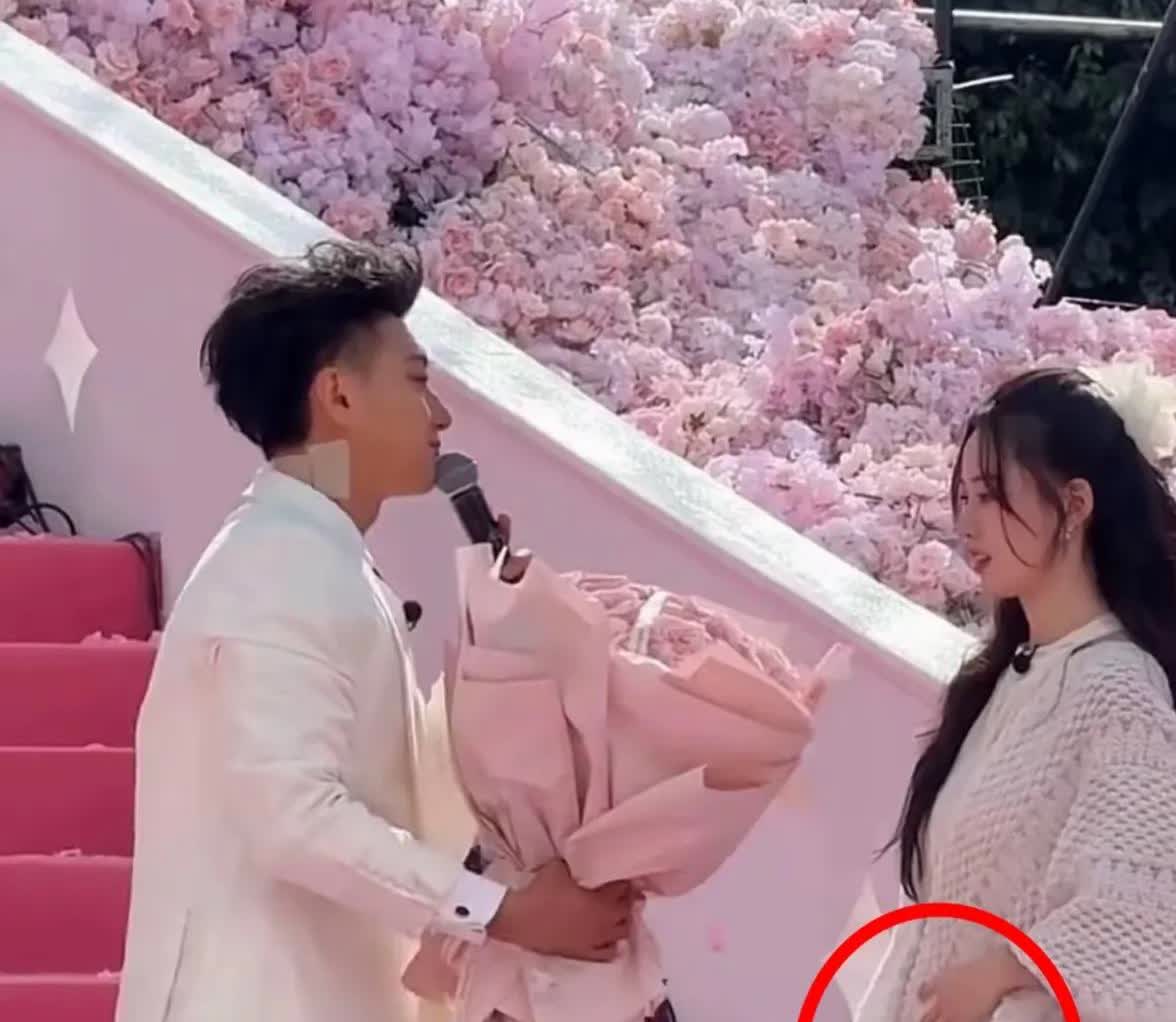 大家不用再扒了
黄子韬和徐艺洋结婚了，生孩子不是很正常吗

只不过他们唯一