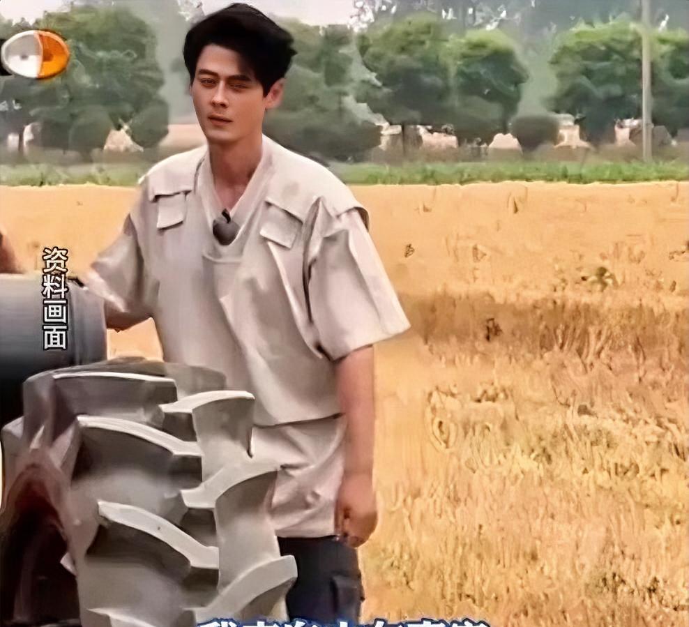 郭品超这个人
真的是太逆天了
不仅仅在于他冻龄的颜值
还有他寻根的举动
细节之处