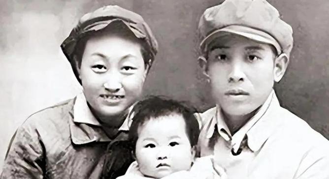 1938年，两名卧底夫妻假戏真做结为真夫妻，妻子牺牲后丈夫一生未娶，7年后原本牺