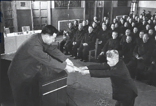 1975年，蒋介石得知国民党黄维特赦的消息时，立刻请他来到台湾，不仅补发他被俘2