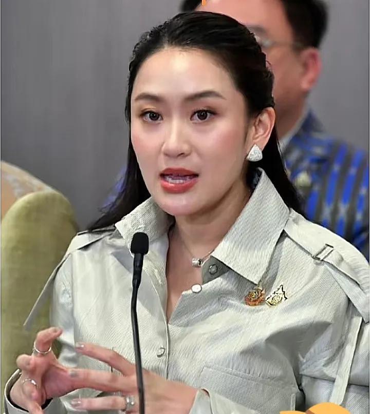 佩通坦会继续任职，因为背后有执政党支持她。佩通坦女总理近几日特别忙，忙着开会，忙
