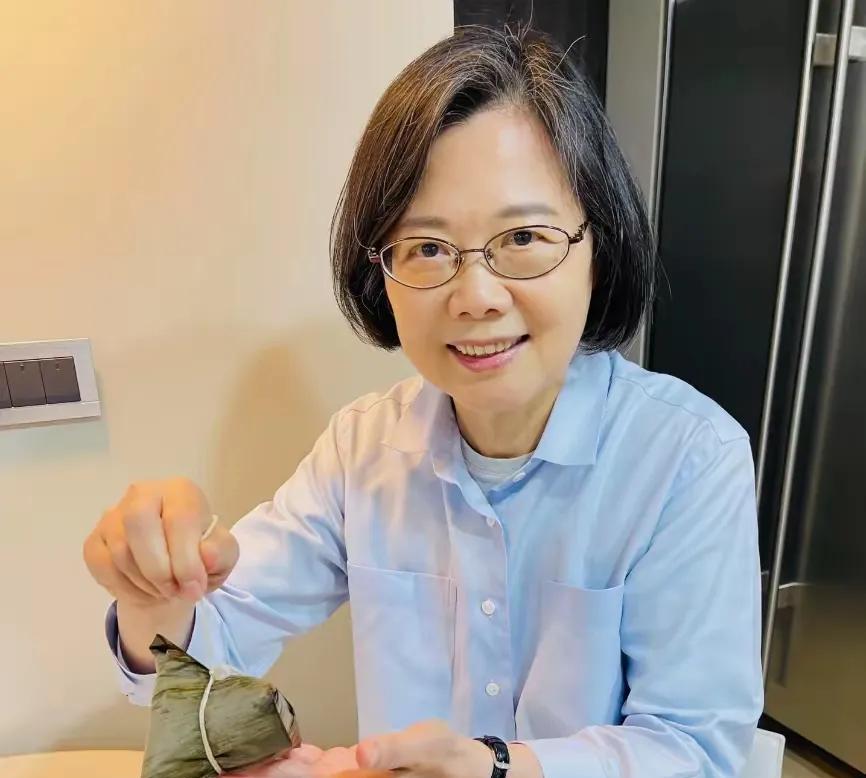 原来她也过端午。
2025年5月31日，她发文：祝福大家，端午节快乐！
这群人热