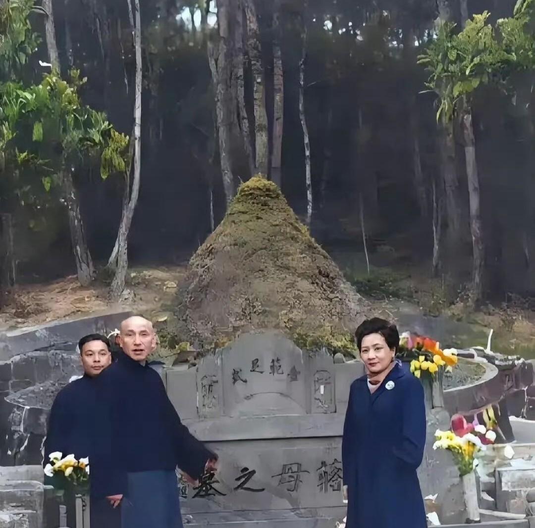 上世纪四十年代，老蒋夫妇带着儿子回到故乡祭奠母亲，那画面定然饱含着复杂的情感。
