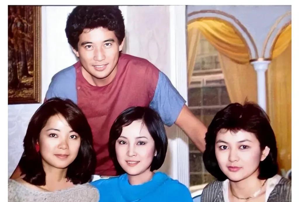 上世纪80年代，年轻时的秦汉、邓丽君、关之琳与另一位女子的合影，那时候关之琳还很