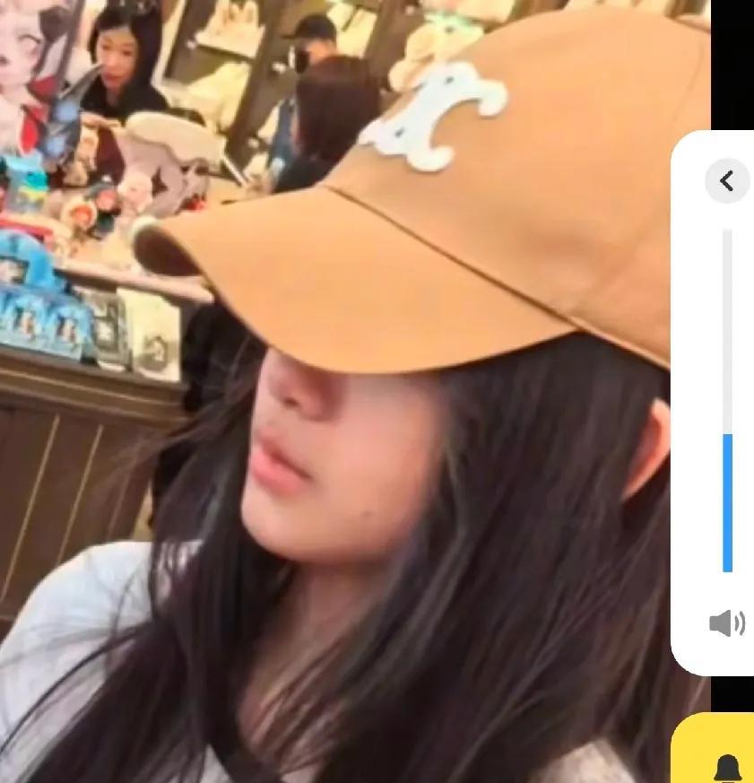小玥儿从跟着他爸整个人都变好了，特别是马筱梅这个后妈，天天带去游玩。
说实话，小