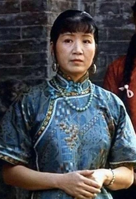 1990年，张艺谋对着副导演推荐的曹翠芬说：你长相太普通了，不适合演戏。想把人直