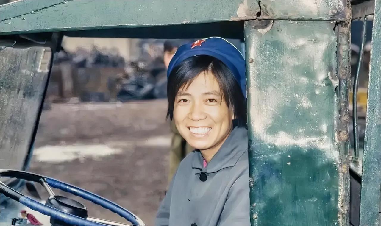 1977 年，北京。这是一位长途女司机的留影，她的旅途目的地是西安。照片中的她被