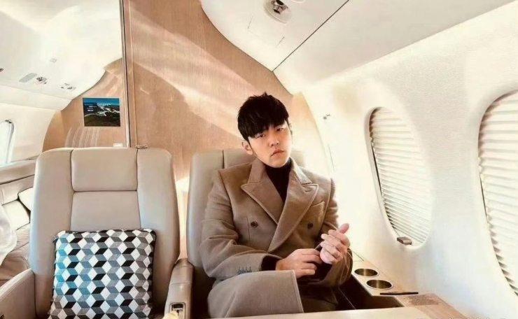 周董不仅爱收集古董车，而且还有自己的私人飞机。昆凌这辈子是嫁对人了，妥妥得人生大
