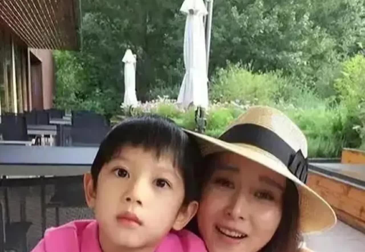 胡静16岁的儿子朱晓阳在《妻子的浪漫旅行》里把亲妈“怼”上了热搜。
 
这个
