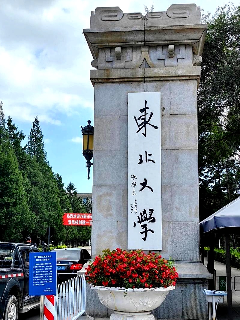 公交车上，中年男子刷老年卡被司机拦下。男子辩称卡是住院父亲的，自己替用。司机坚持