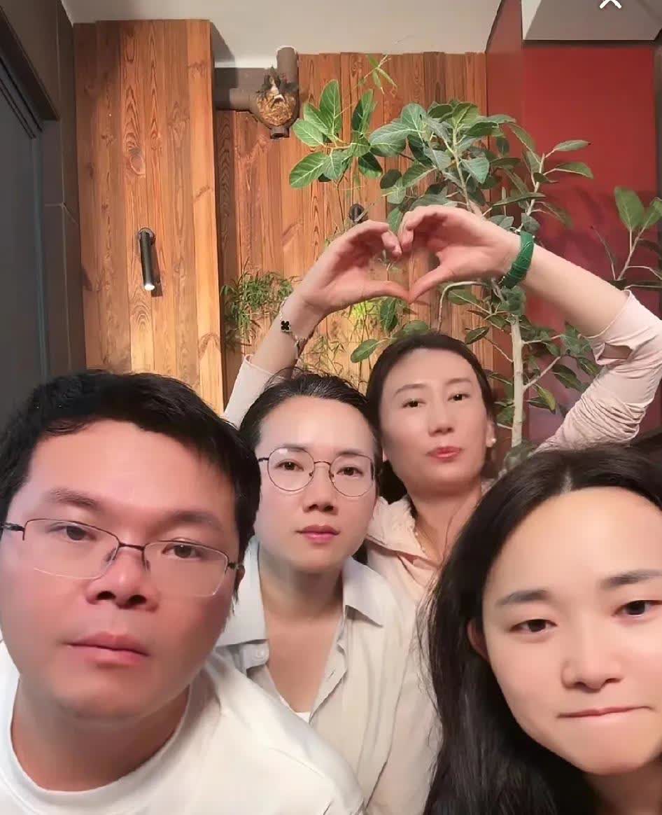大家看到了吗？
真的被亚慧又圈粉了，
金哥小凤一家再次开播的时候，
还有小